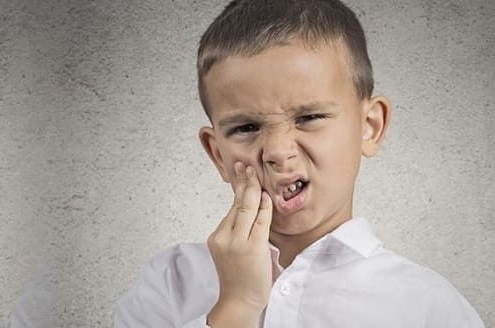niños les rechinan los dientes - bruxismo infantil - cuidado odontológico infantil