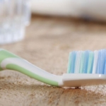 cepillo de dientes tratamientos infantiles - cuidado odontológico infantil
