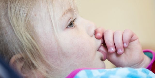 Chuparse el dedo para los dientes - Cuidado Odontológico infantil