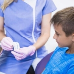 dentista y niño en consulta