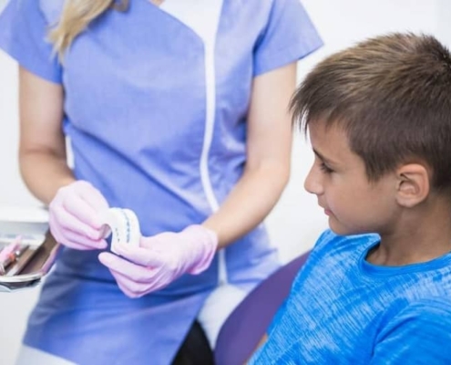 dentista y niño en consulta