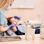 dentista examinando a un niño