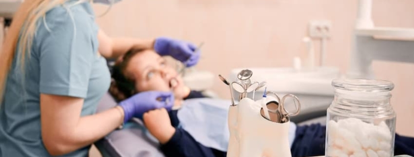 dentista examinando a un niño