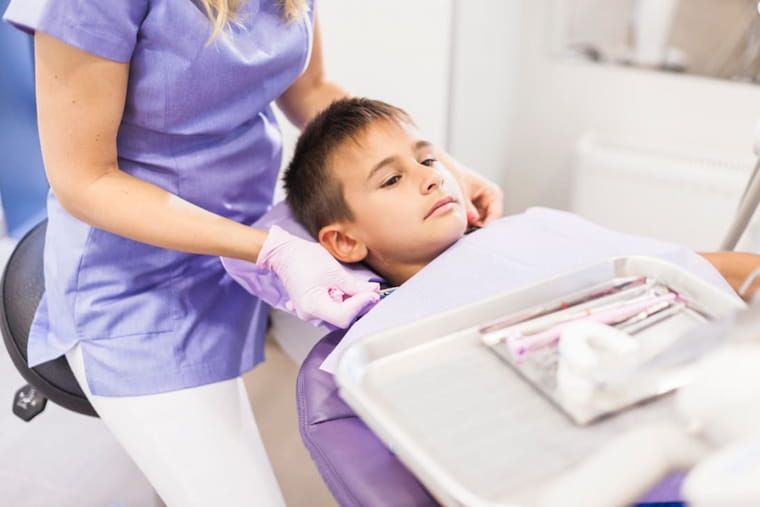 preparación de un niño antes de una consulta en el dentista