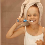niña utilizando cepillo de dientes manual
