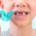niño con disyuntor dental y dientes de leche caidos