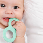 Niño con mordedor en primer plano