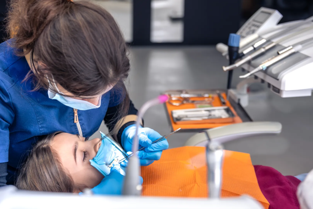 dentista realizando tratamiento a un niño tras haber usado la sedación consciente