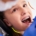 niña en la consulta del dentista con brackets infantiles