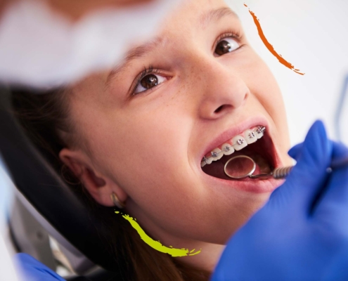 niña en la consulta del dentista con brackets infantiles