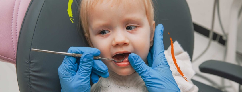Bebé en la silla del dentista mientras el revisan los dientes