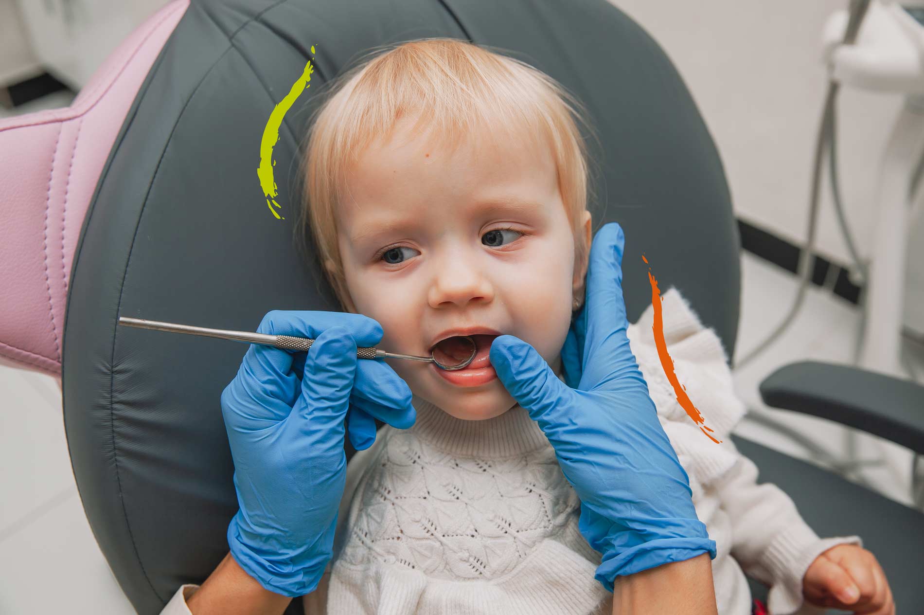 Bebé en la silla del dentista mientras el revisan los dientes